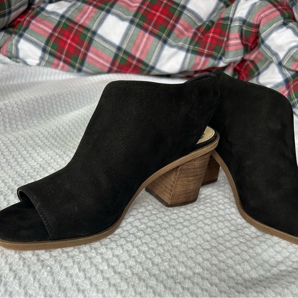 NEW!! Vince Camuto Black Suede Women's Mules with Wooden Heel